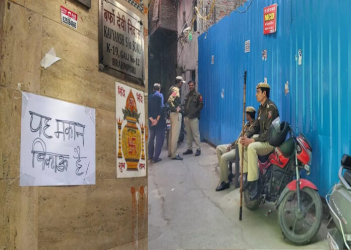 हिंदू परिवारों ने लगाए 'मकान बिकाऊ है' के पोस्टर